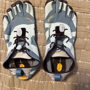 Vibram FiveFingers Gray and Black Toe Shoes